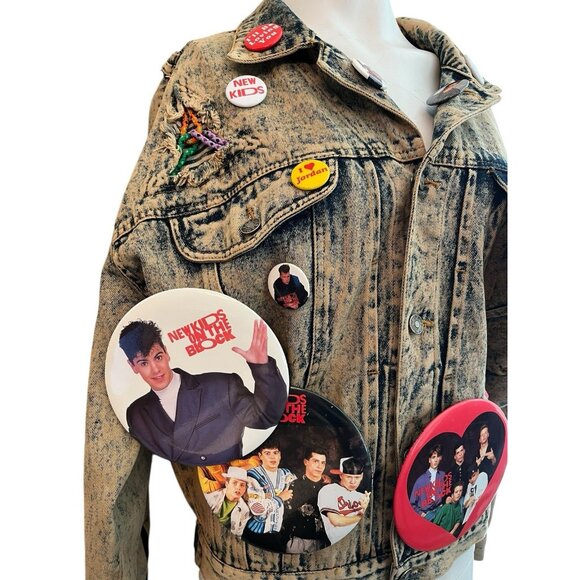 Small Acid Wash Denim Jacket Lot of 26 New Kids on The Block Buttons Donnie Joey - Picture 3 of 16